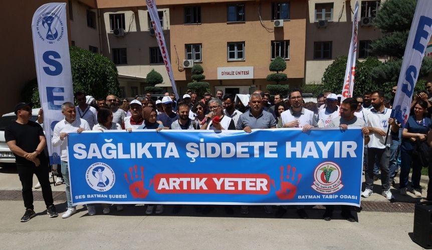 Batman’da Saldırıya Uğrayan Meslektaşımız İçin Basın Açıklaması Düzenlendi: “Toplum Sağlığını Öncelemeyen, Şiddeti Besleyen Bu Sağlık Sistemi Değişmelidir”